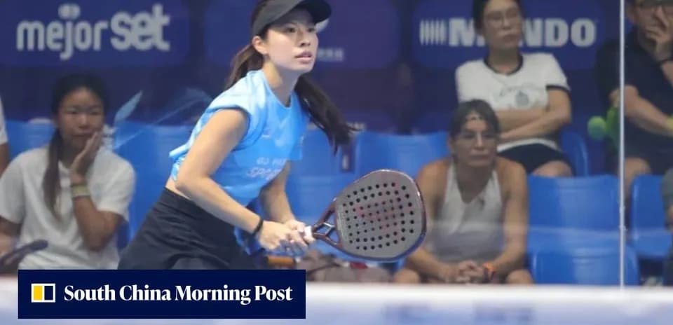 Joueuse de padel prête à frapper la balle
