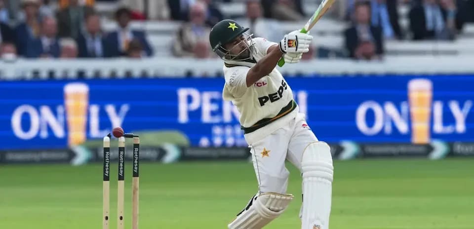 Batteur frappant la balle pendant un match de cricket