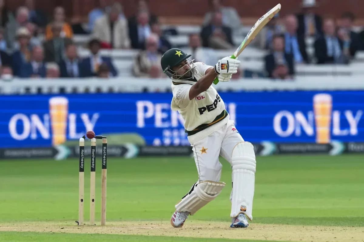 Batteur frappant la balle pendant un match de cricket