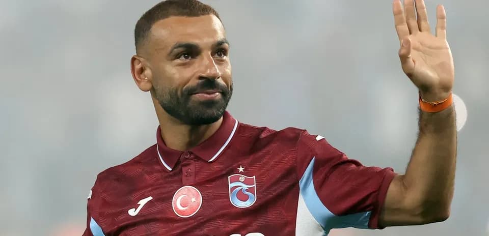 Joueur saluant le public en maillot de Trabzonspor
