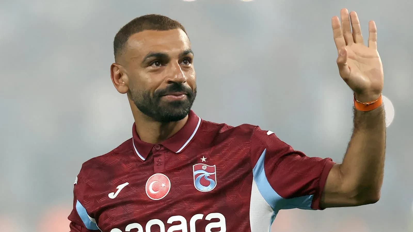 Joueur saluant le public en maillot de Trabzonspor
