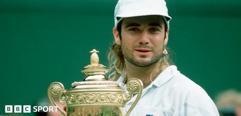 Joueur de tennis tenant un trophée à Wimbledon