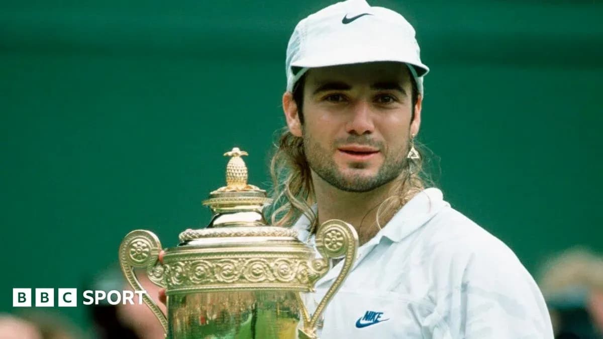 Joueur de tennis tenant un trophée à Wimbledon