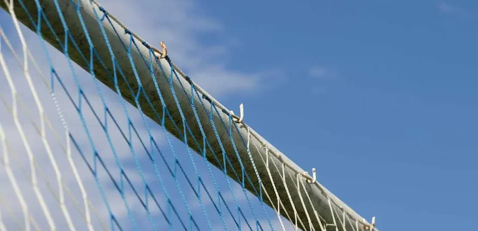 Filet de but en contre-jour avec ciel bleu