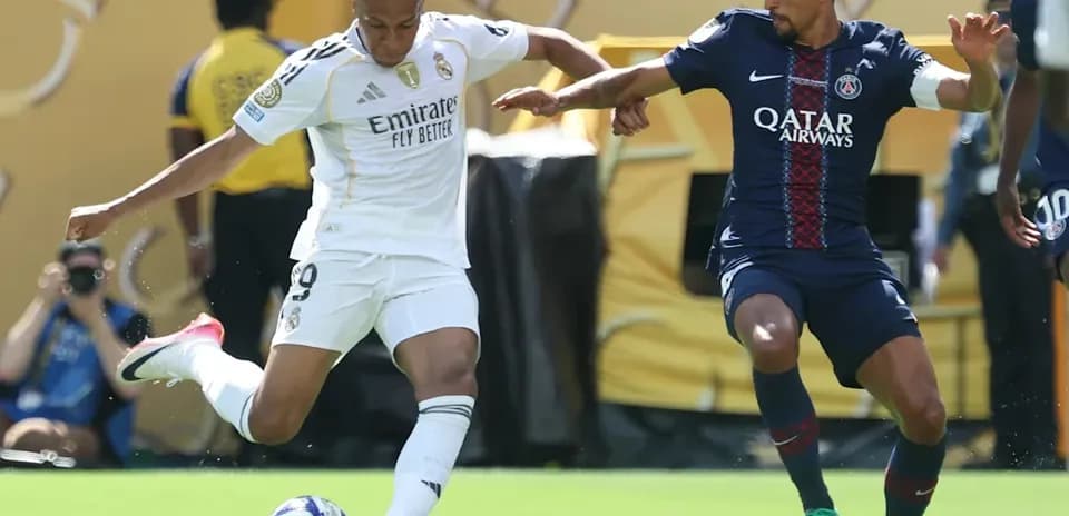 Joueur de Madrid dribblant un défenseur de Paris