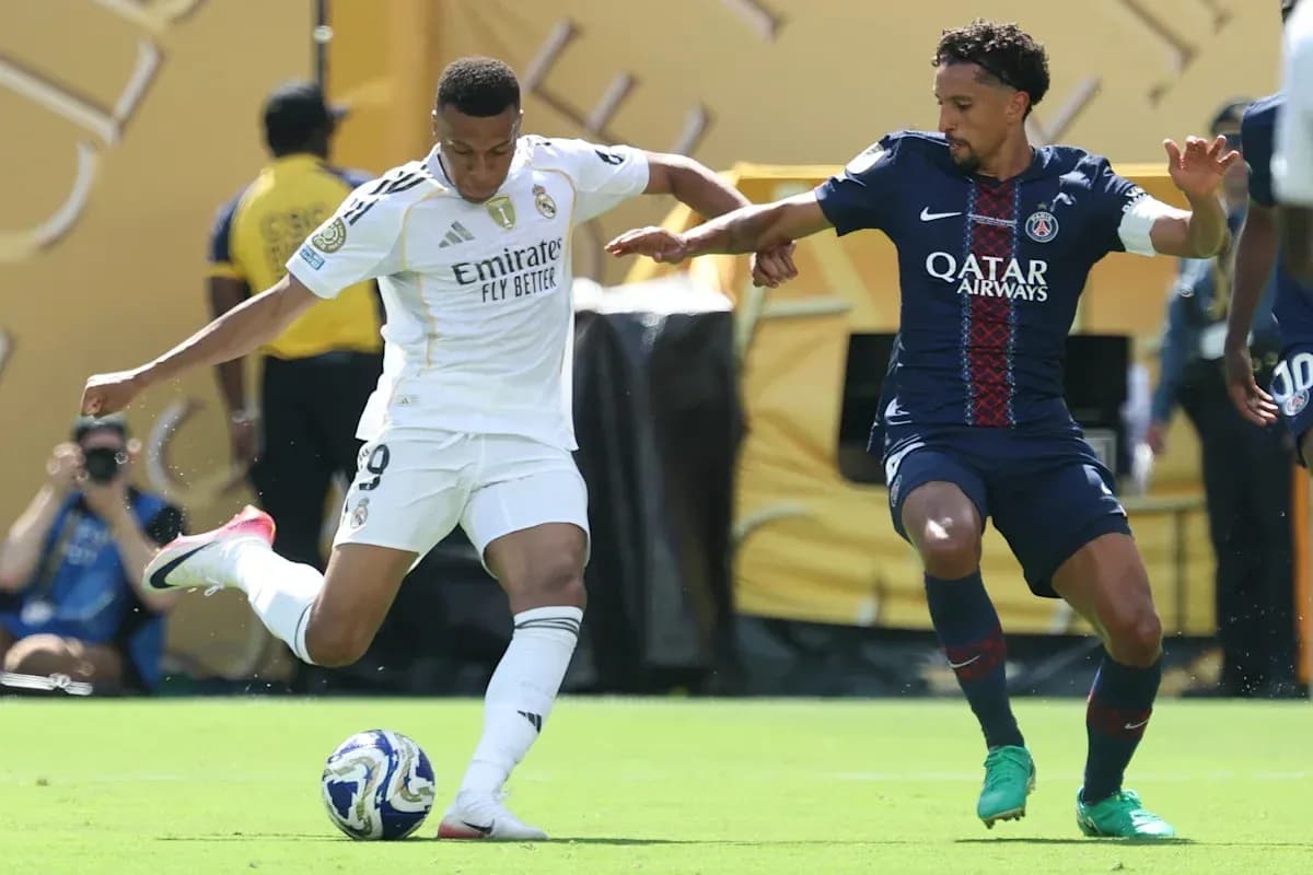Joueur de Madrid dribblant un défenseur de Paris