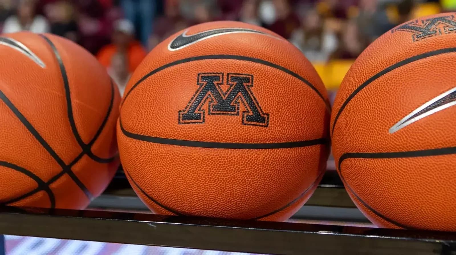 Ballons de basket avec logo de l'Université du Minnesota