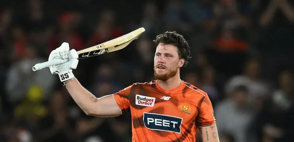 Joueur de cricket levant sa batte après un score