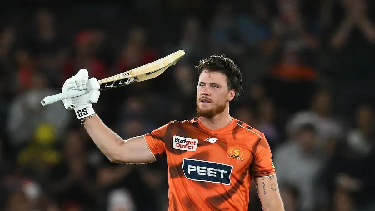 Joueur de cricket levant sa batte après un score