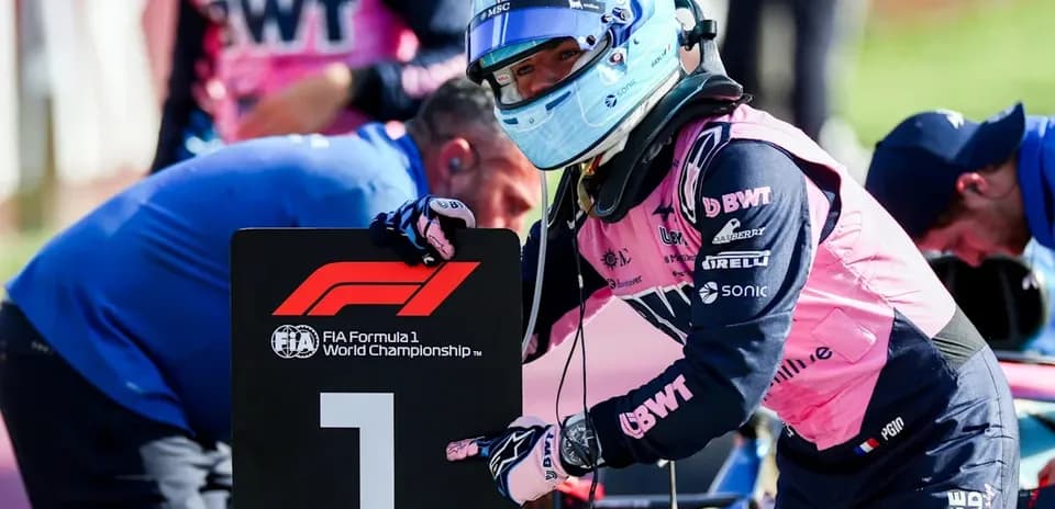 Pilote montrant le panneau numéro 1 en F1