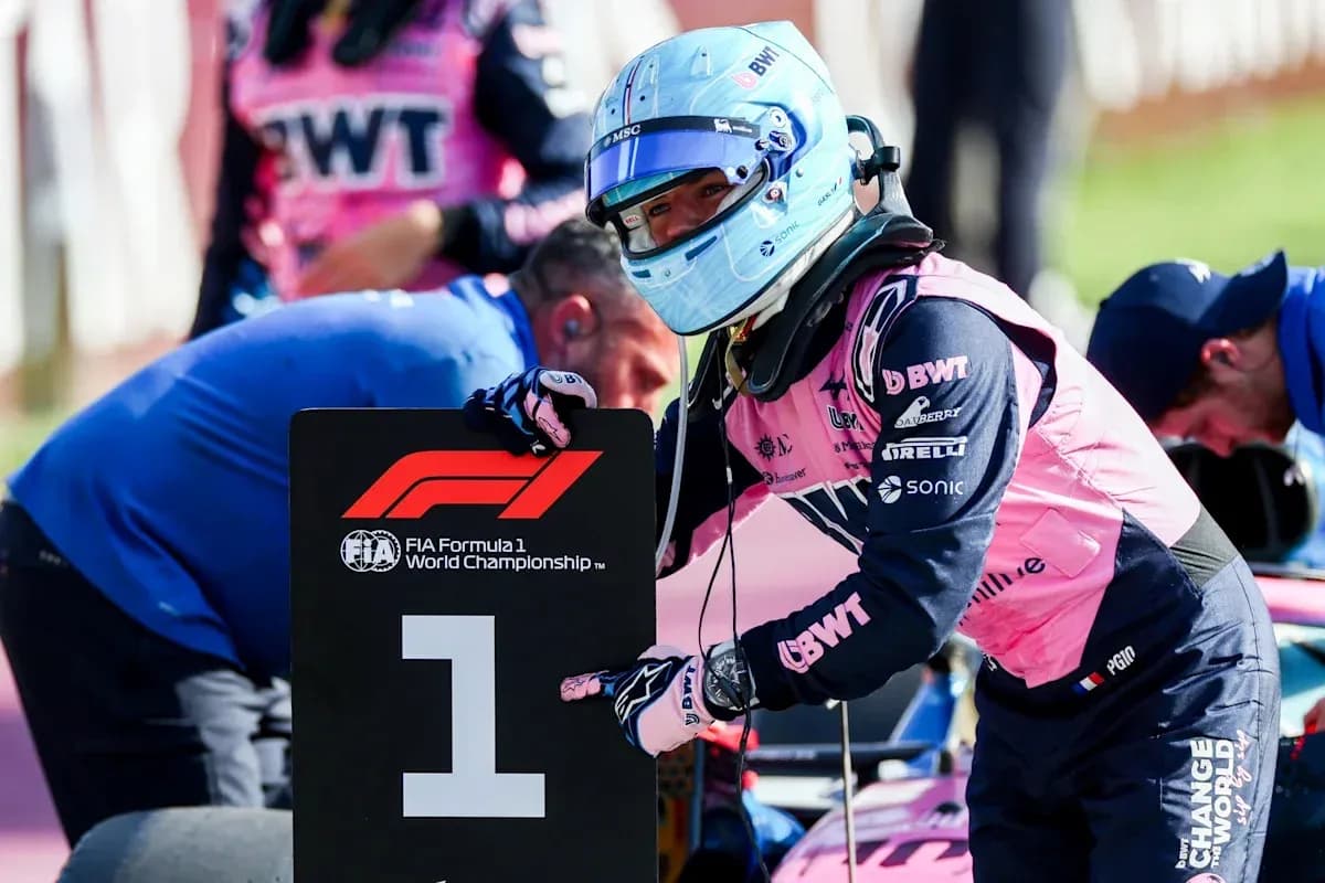 Pilote montrant le panneau numéro 1 en F1