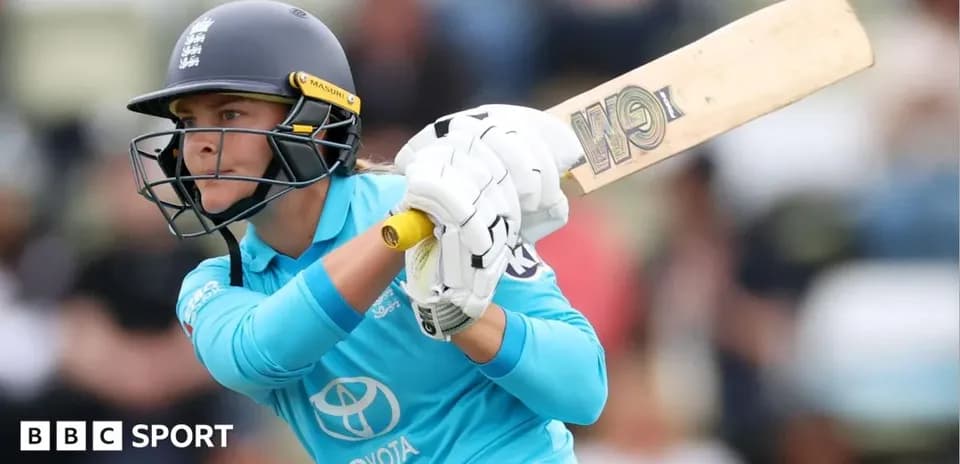 Joueuse de cricket anglaise frappant la balle