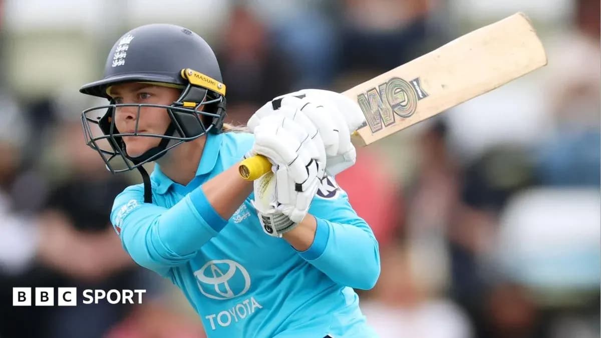 Joueuse de cricket anglaise frappant la balle