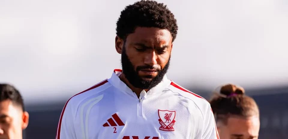 Joueur de Liverpool FC se préparant avant le match