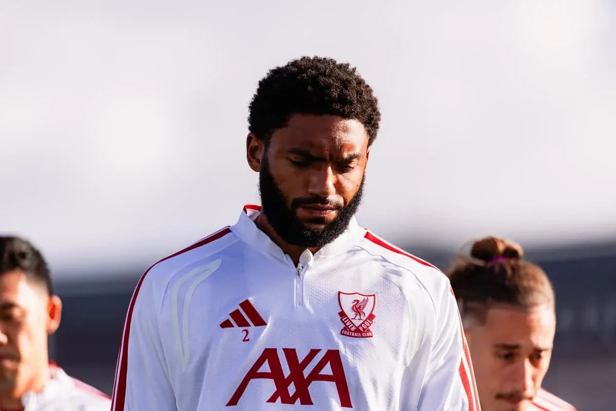 Joueur de Liverpool FC se préparant avant le match