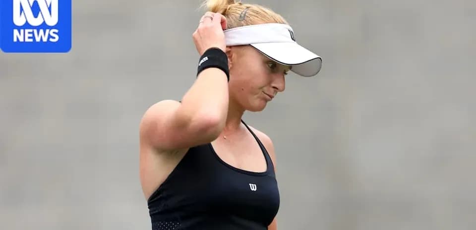 Joueuse de tennis ajustant sa casquette sur le court