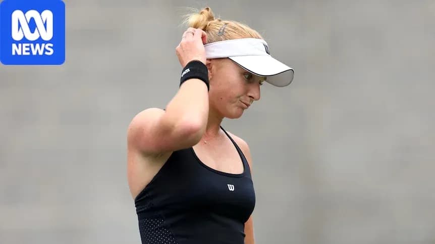 Joueuse de tennis ajustant sa casquette sur le court