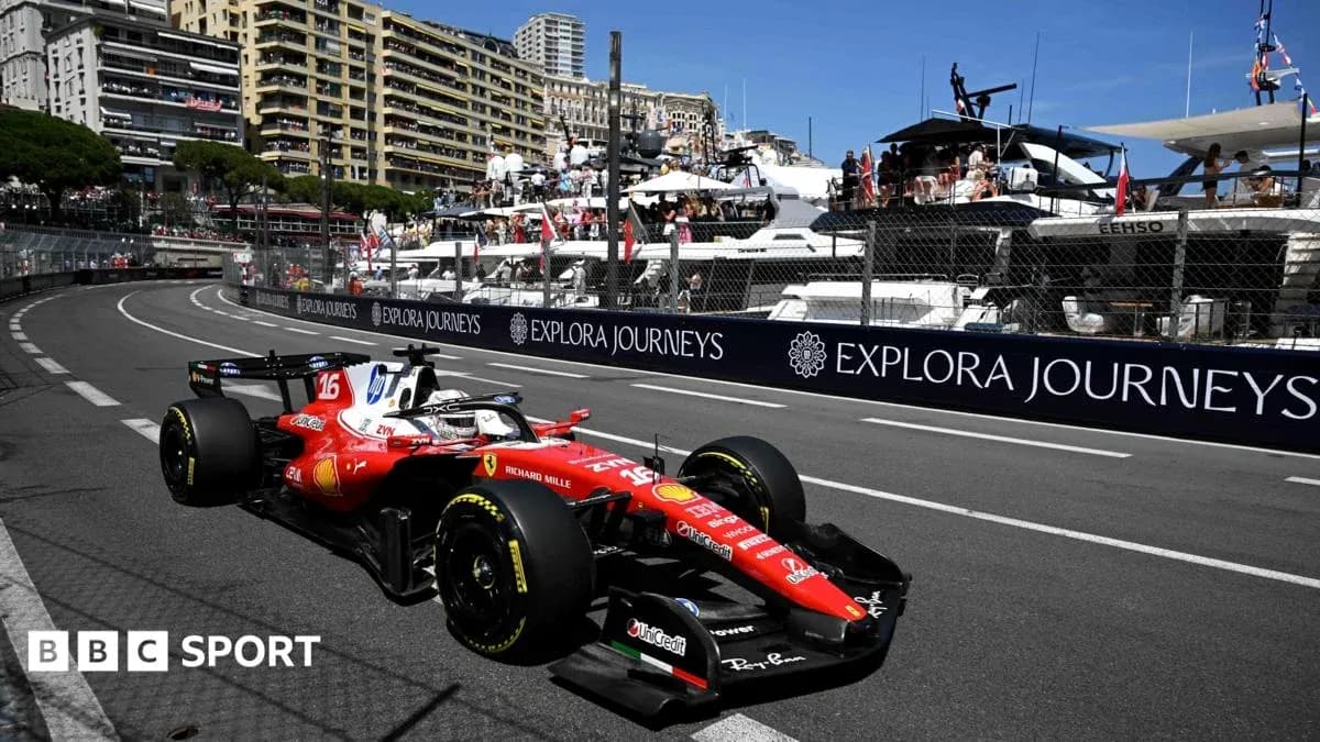 Voiture de Formule 1 Ferrari sur circuit à Monaco