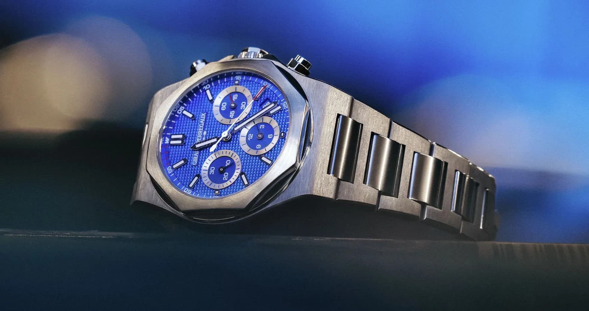 Montre avec cadran bleu et bracelet en acier