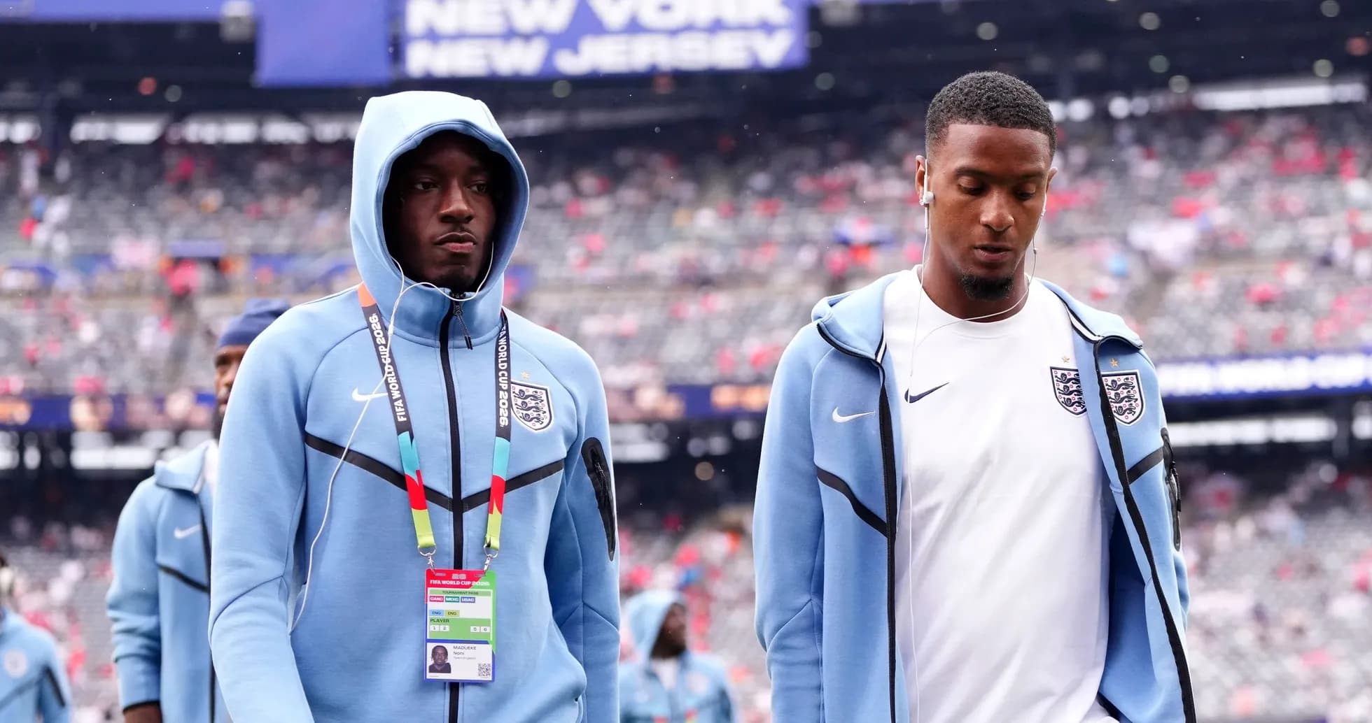 Joueurs anglais entrant sur le terrain avant le match