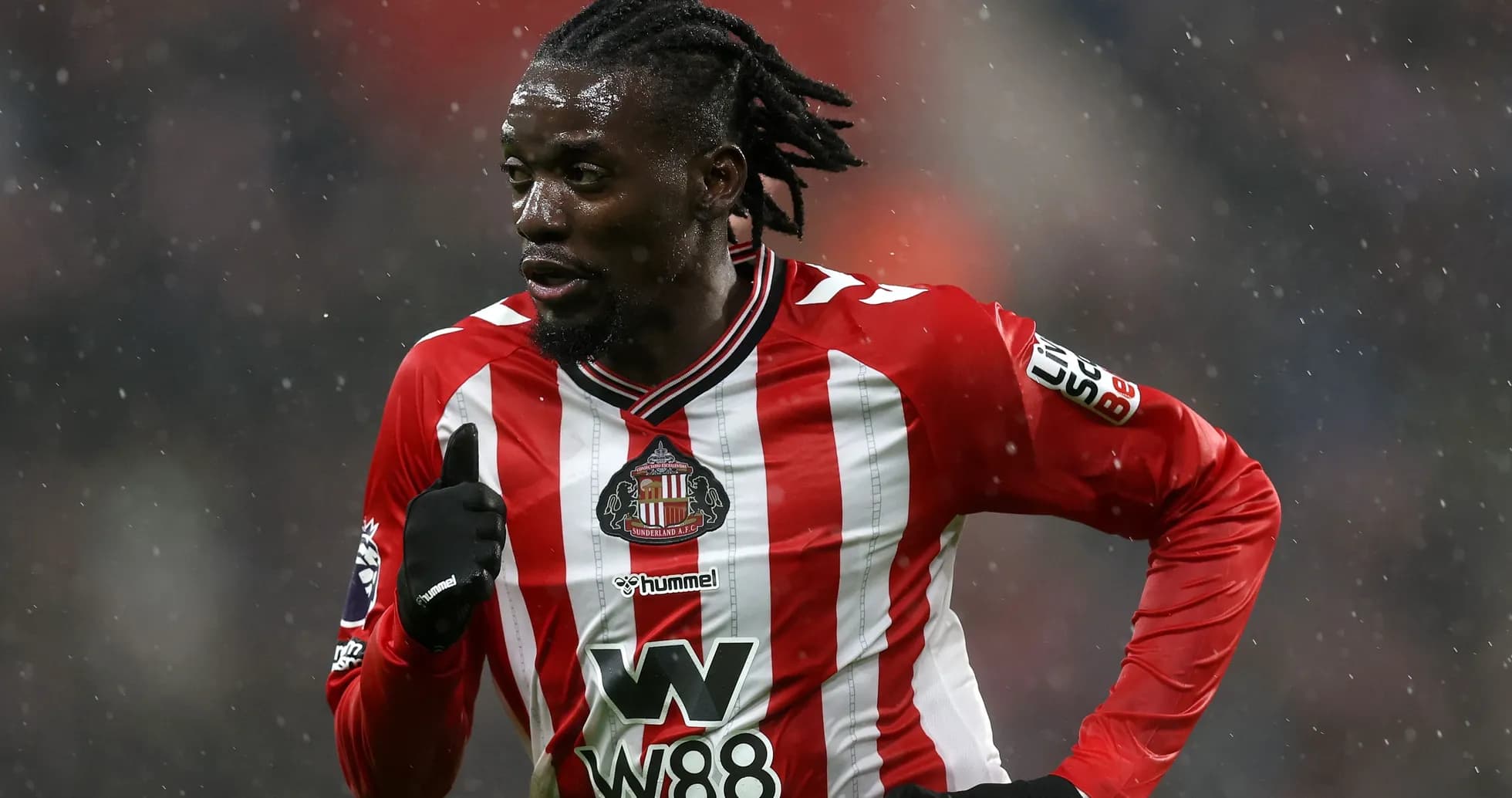 Joueur de Sunderland courant sous la pluie