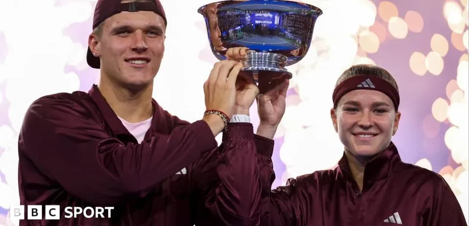 Joueurs levant un trophée après la victoire