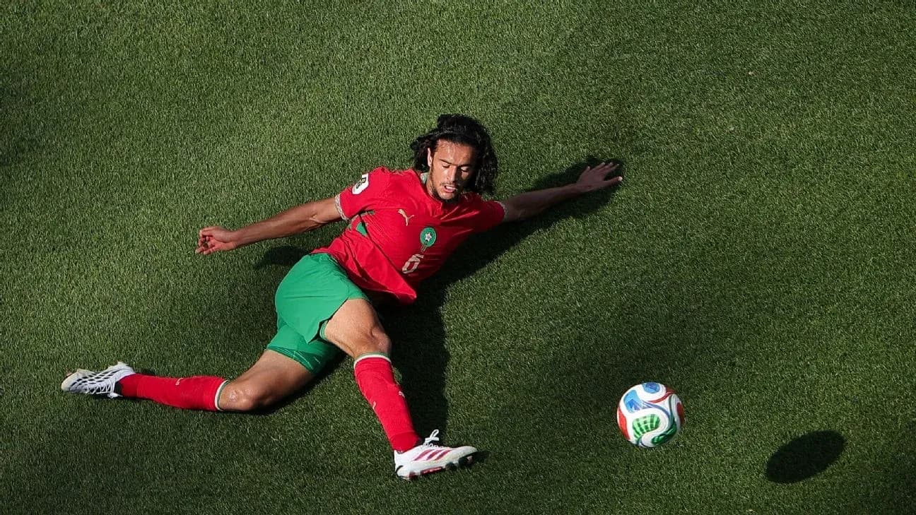 Joueur marocain tombé au sol avec un ballon