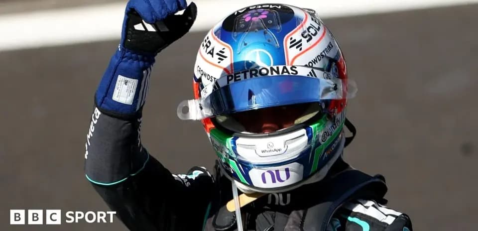 Pilote en combinaison levant le poing en signe de victoire