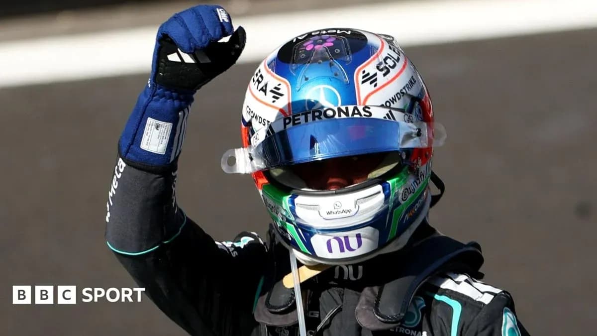 Pilote en combinaison levant le poing en signe de victoire