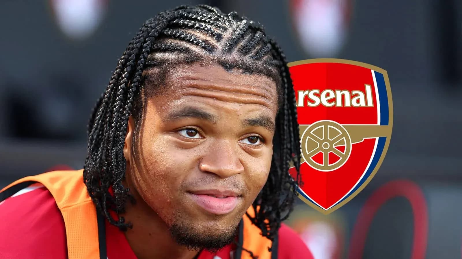 Joueur d'Arsenal avec des tresses sur le banc