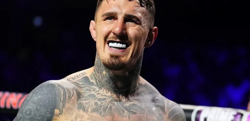 Boxeur souriant avec tatouages sur le torse