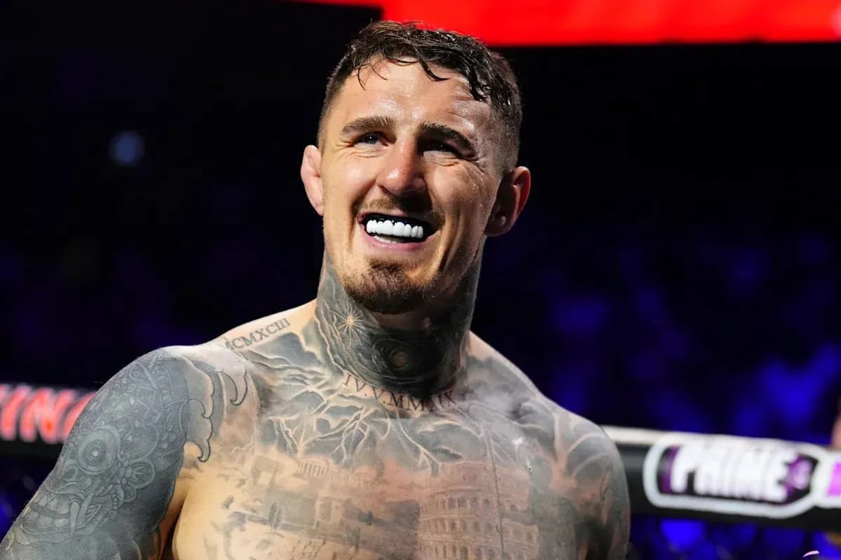 Boxeur souriant avec tatouages sur le torse