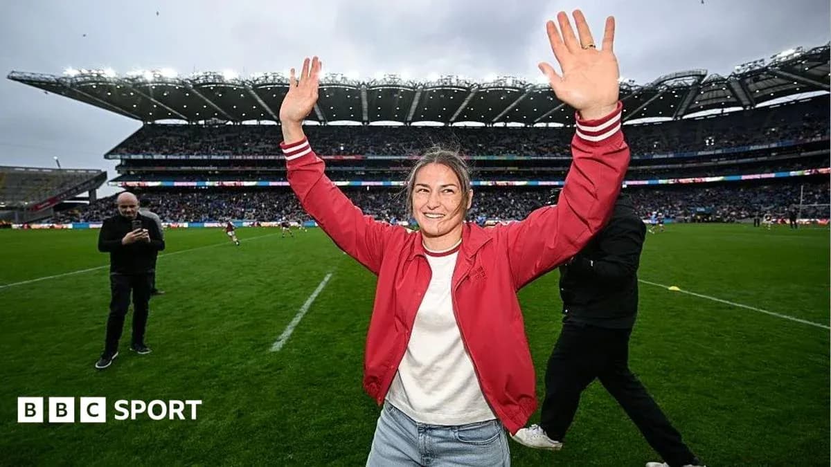Femme levant les bras sur le terrain de rugby