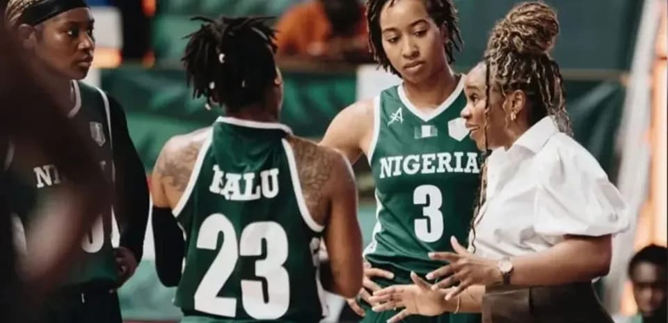 Entraîneuse discutant avec joueuses de l'équipe du Nigéria