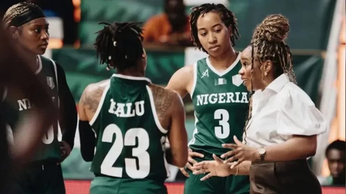 Entraîneuse discutant avec joueuses de l'équipe du Nigéria