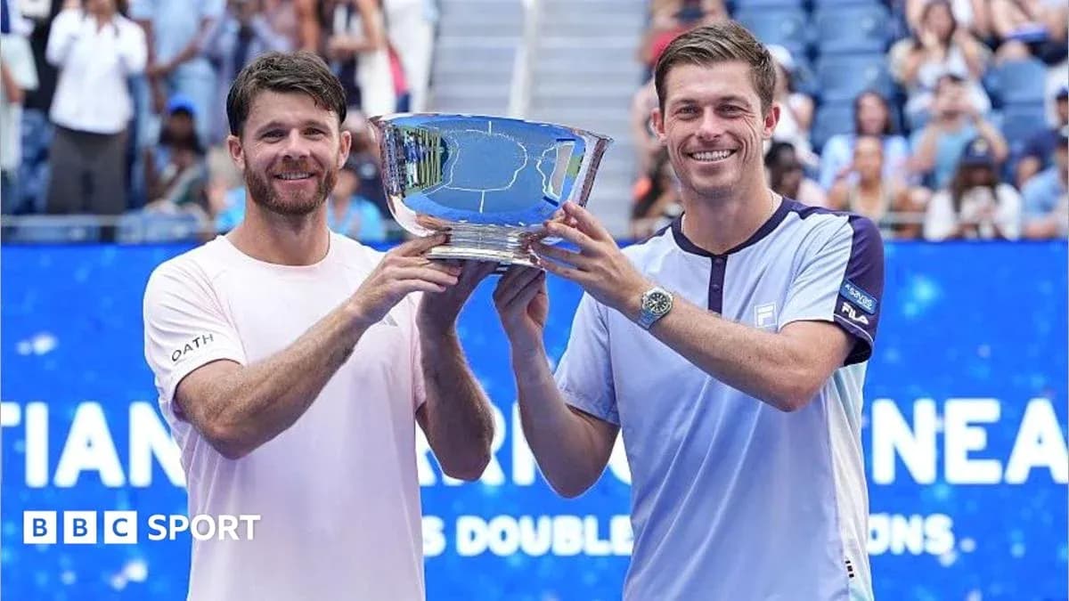 Joueurs tenant un trophée sur le court de tennis