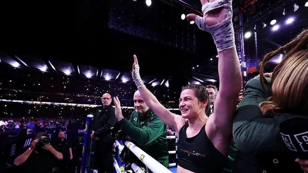 Boxeuse levant les bras en signe de victoire
