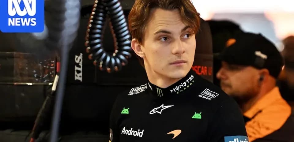 Pilote en combinaison regardant dans le garage