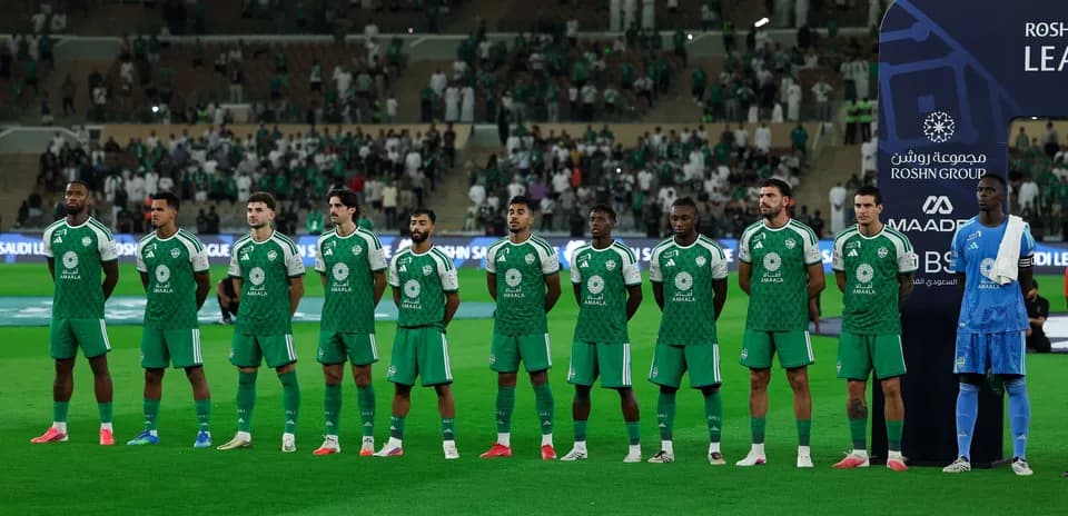 Joueurs de l'équipe en vert alignés avant le match