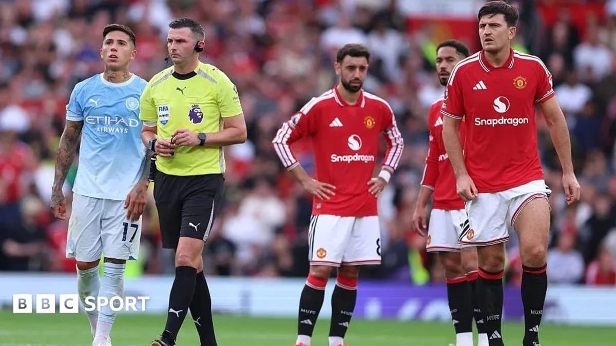 Joueurs de Manchester United et arbitre sur le terrain