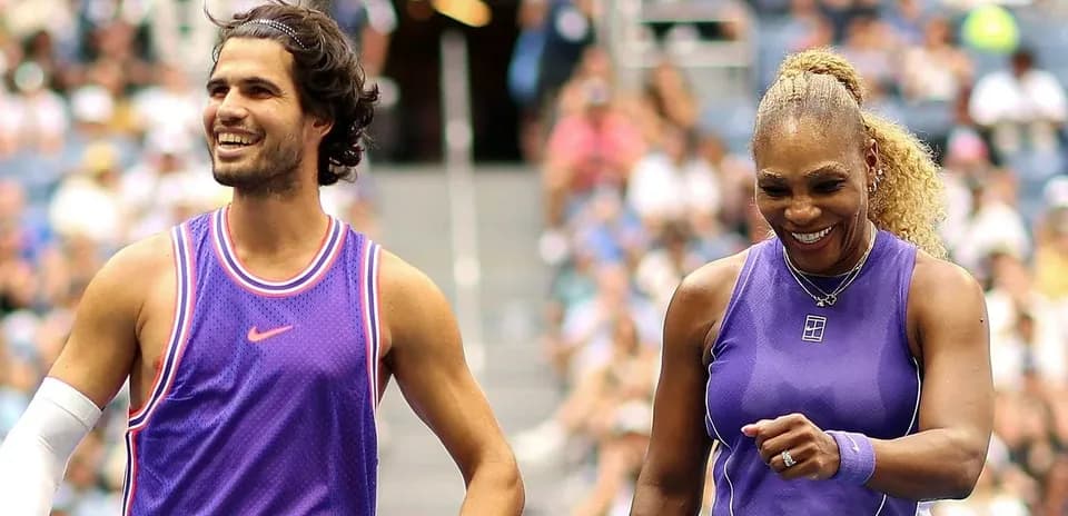 Joueurs souriants sur le court de tennis