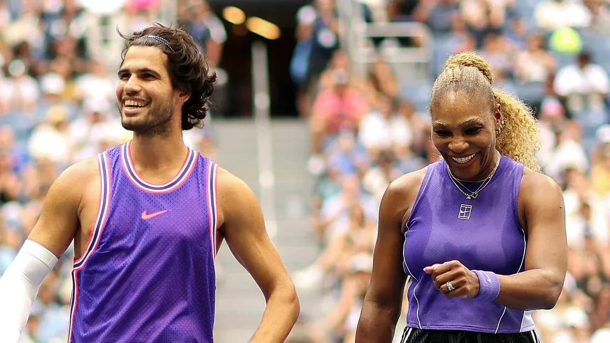 Joueurs souriants sur le court de tennis