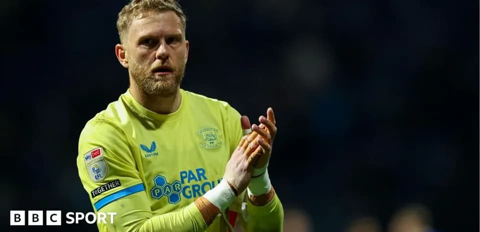 Gardien applaudissant après un match de football