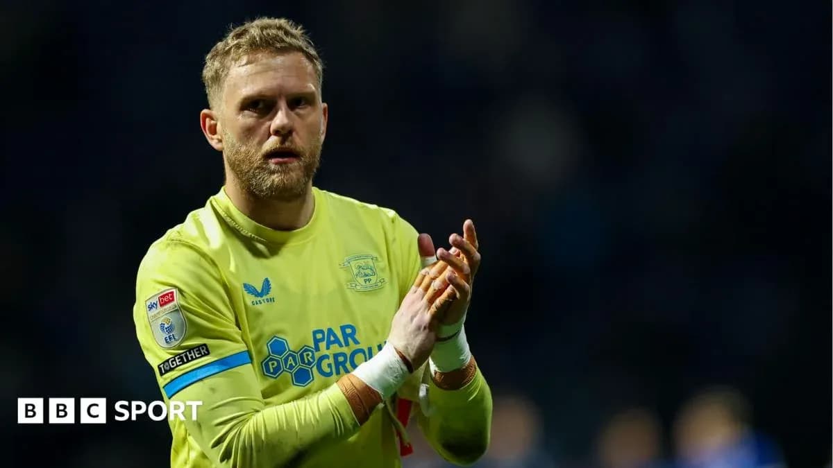 Gardien applaudissant après un match de football