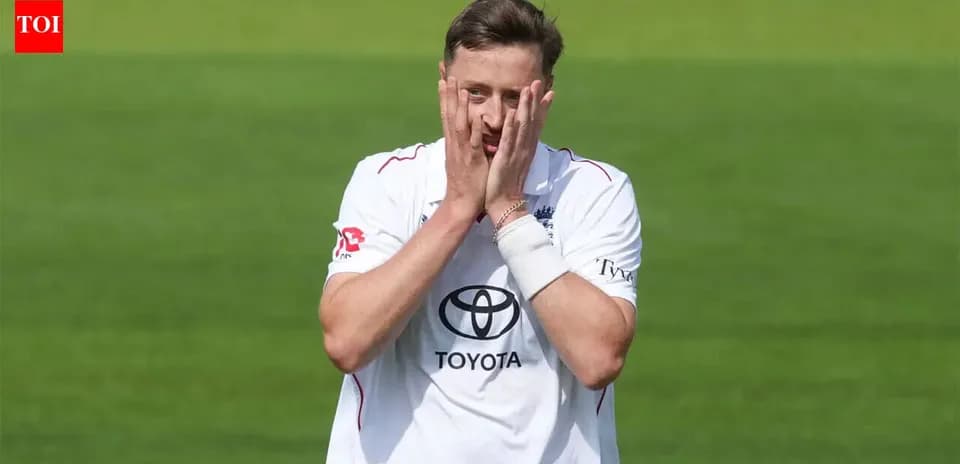 Joueur de cricket avec les mains sur le visage