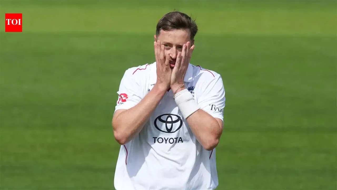 Joueur de cricket avec les mains sur le visage