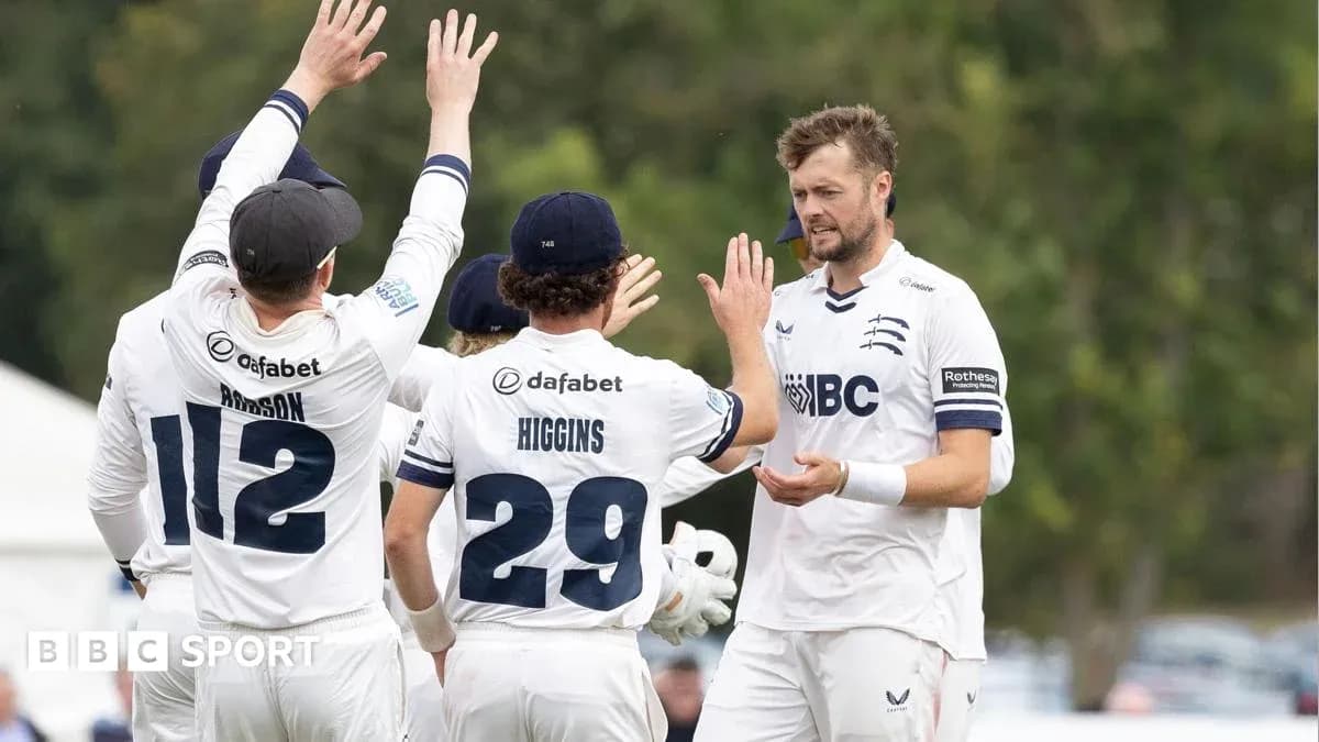 Joueurs de cricket célébrant un wicket en équipe