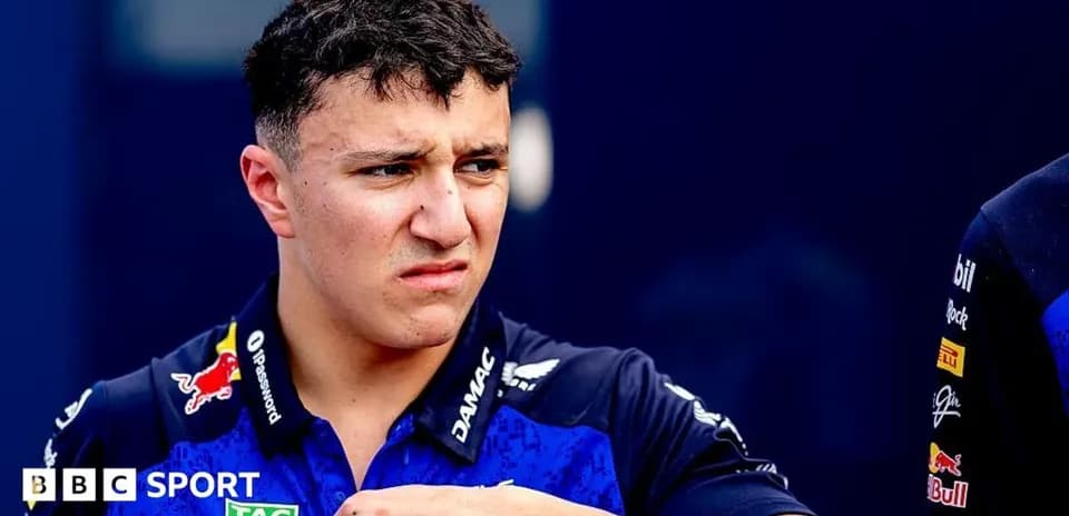 Pilote en tenue de course dans le paddock