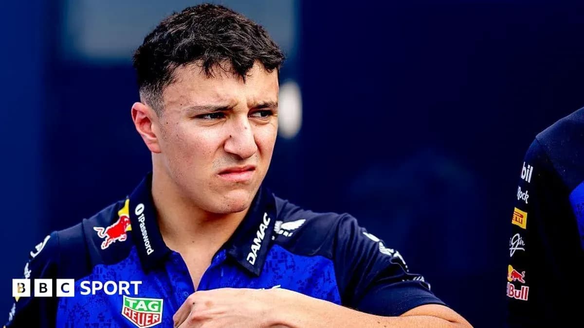Pilote en tenue de course dans le paddock