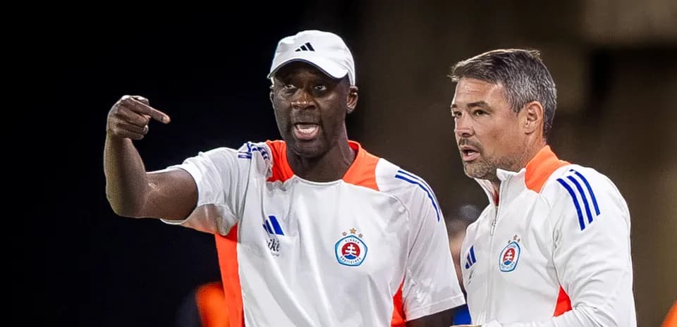 Deux entraîneurs discutant sur le bord du terrain